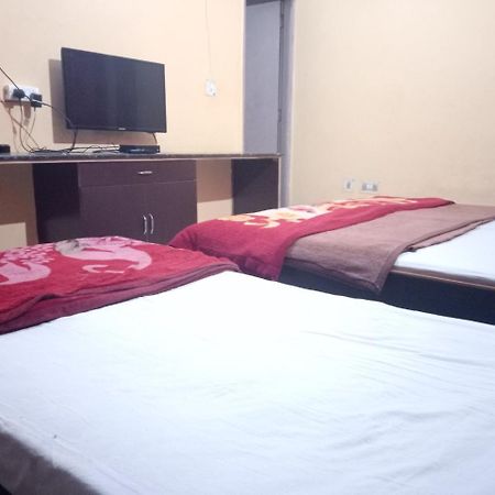 Yash Guest House 01 Minute Walk In Nizamuddin Railway Station นิวเดลี ภายนอก รูปภาพ
