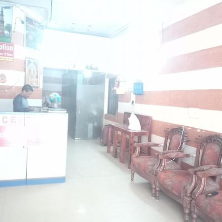 Yash Guest House 01 Minute Walk In Nizamuddin Railway Station นิวเดลี ภายนอก รูปภาพ