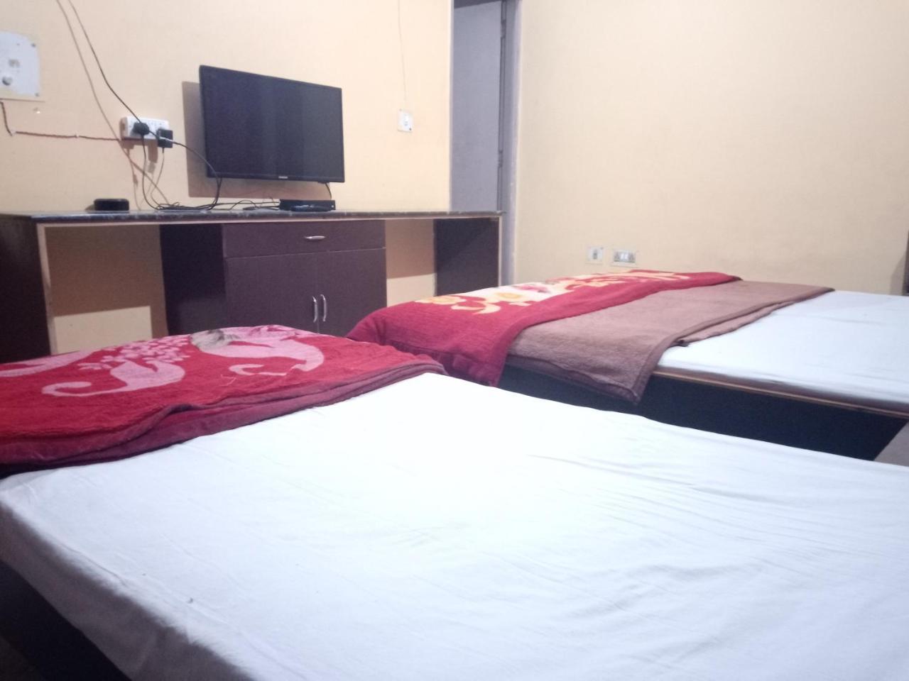 Yash Guest House 01 Minute Walk In Nizamuddin Railway Station นิวเดลี ภายนอก รูปภาพ