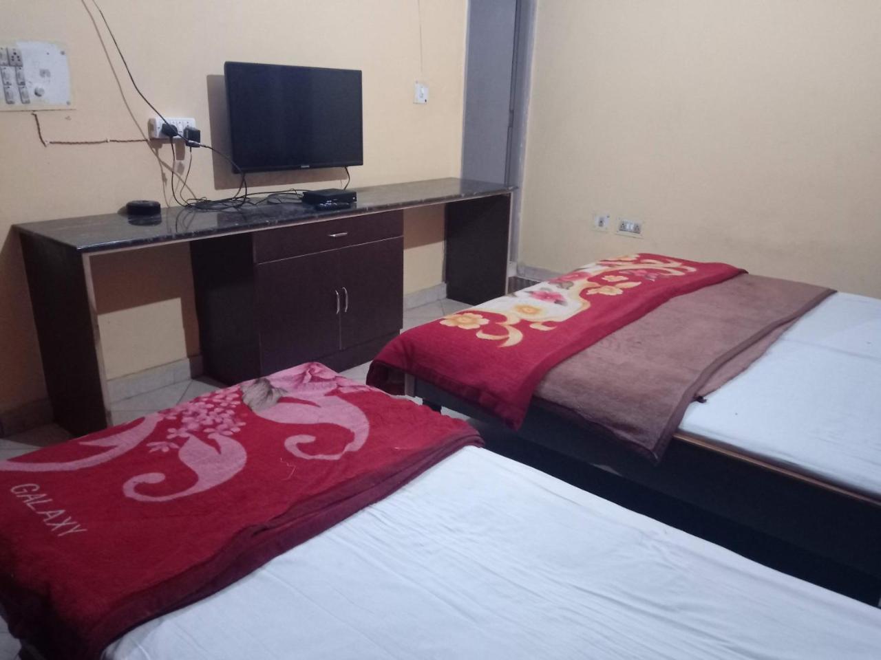 Yash Guest House 01 Minute Walk In Nizamuddin Railway Station นิวเดลี ภายนอก รูปภาพ