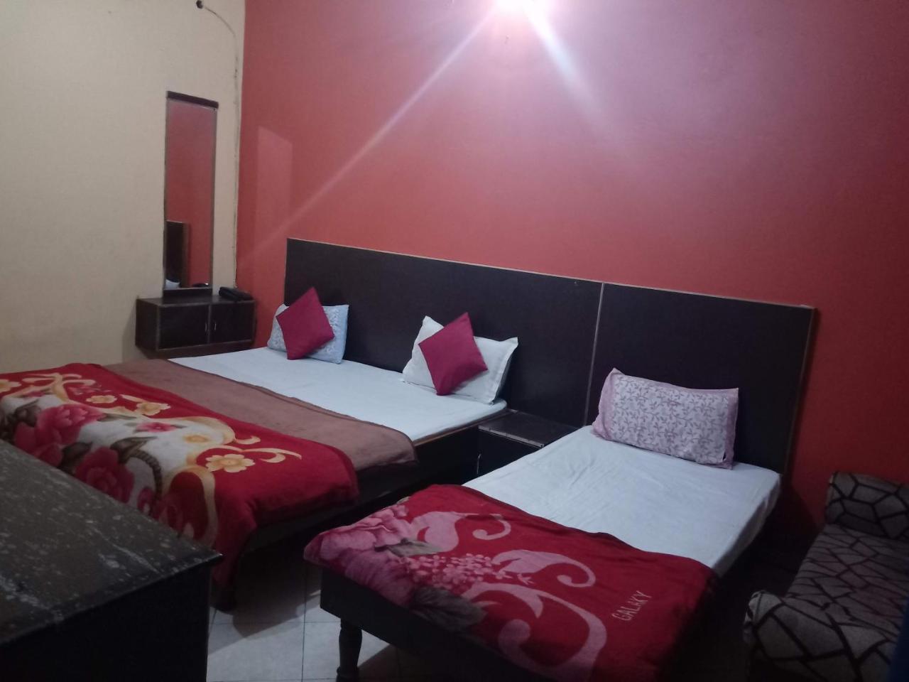 Yash Guest House 01 Minute Walk In Nizamuddin Railway Station นิวเดลี ภายนอก รูปภาพ
