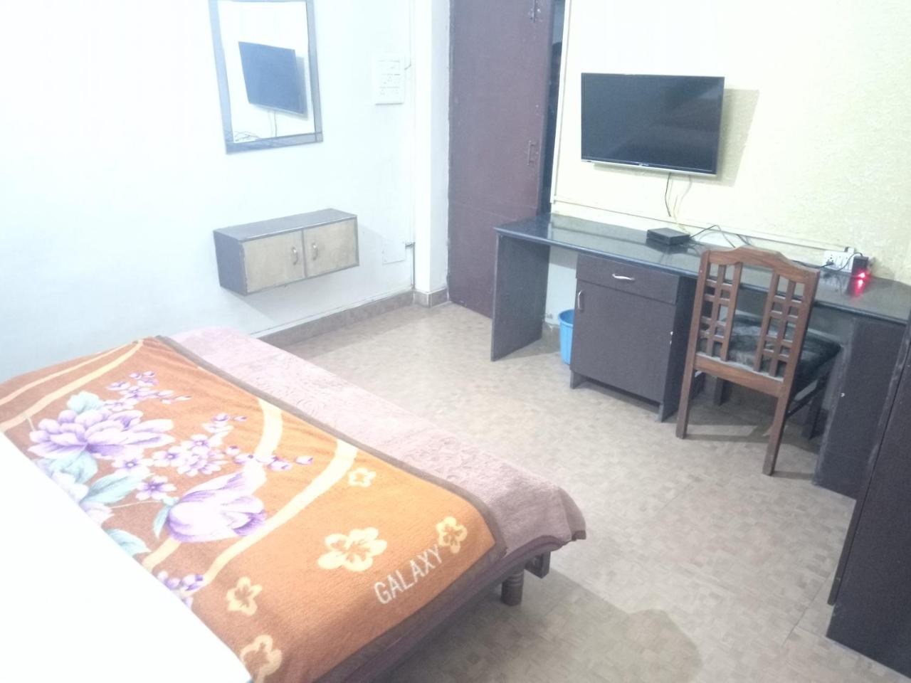 Yash Guest House 01 Minute Walk In Nizamuddin Railway Station นิวเดลี ภายนอก รูปภาพ