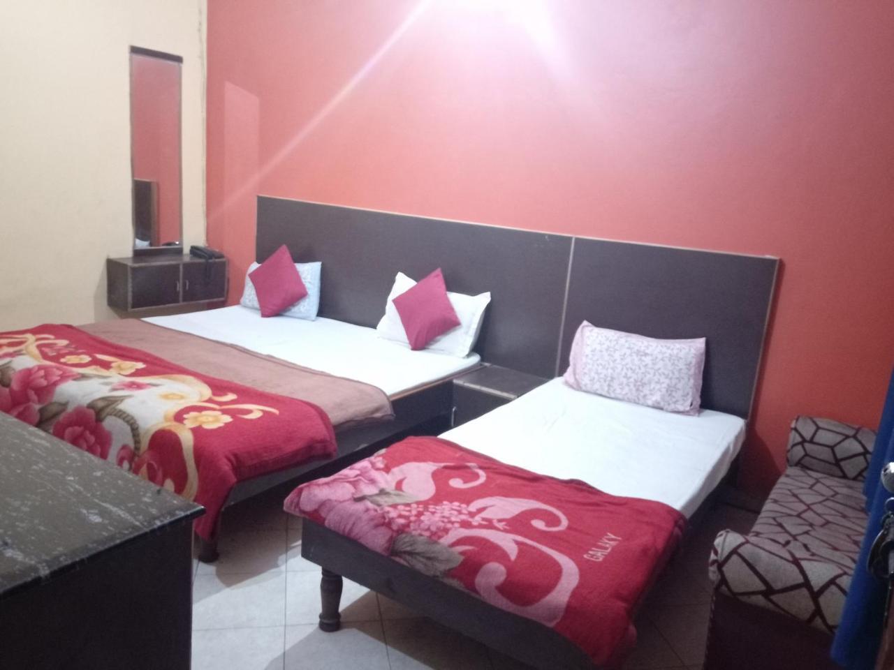 Yash Guest House 01 Minute Walk In Nizamuddin Railway Station นิวเดลี ภายนอก รูปภาพ