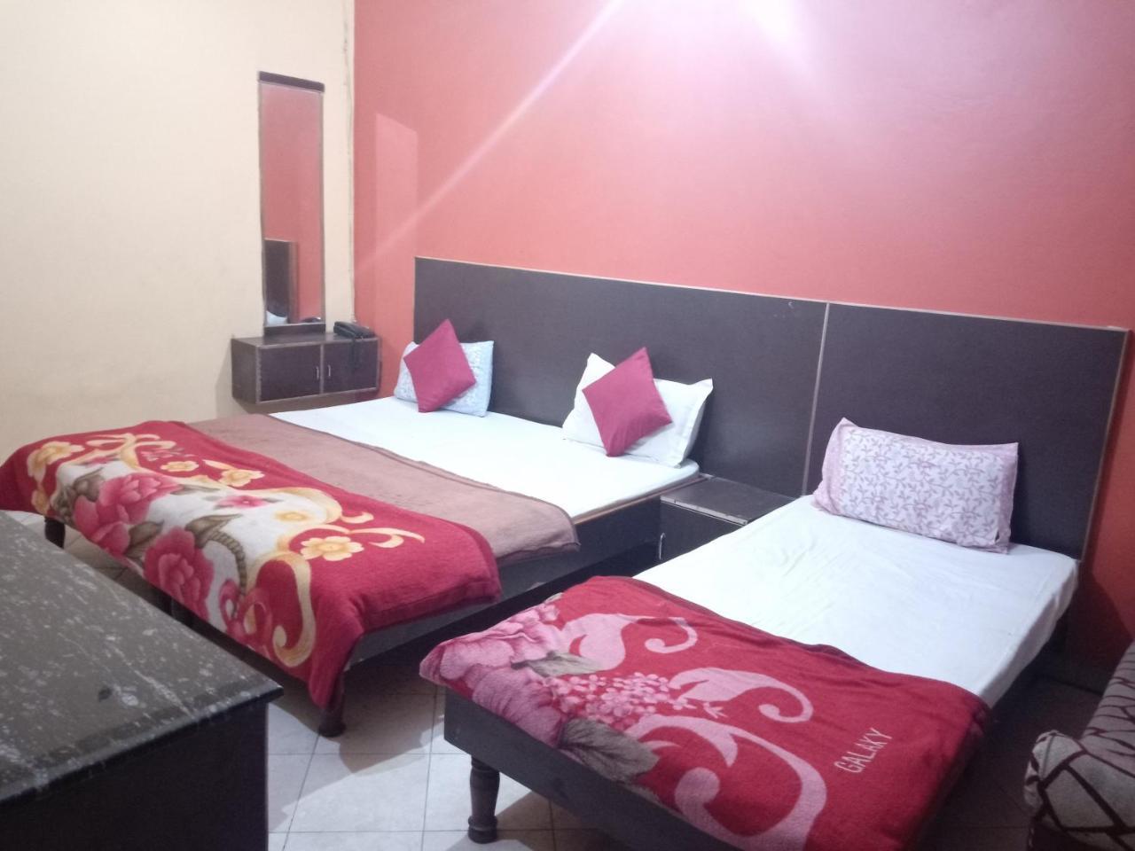 Yash Guest House 01 Minute Walk In Nizamuddin Railway Station นิวเดลี ภายนอก รูปภาพ