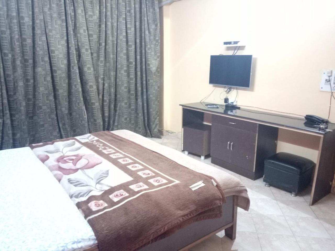 Yash Guest House 01 Minute Walk In Nizamuddin Railway Station นิวเดลี ภายนอก รูปภาพ