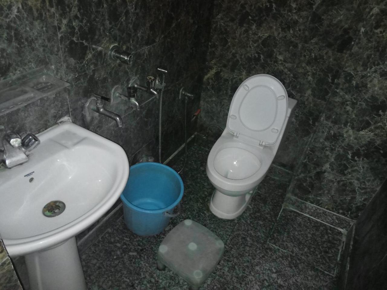 Yash Guest House 01 Minute Walk In Nizamuddin Railway Station นิวเดลี ภายนอก รูปภาพ