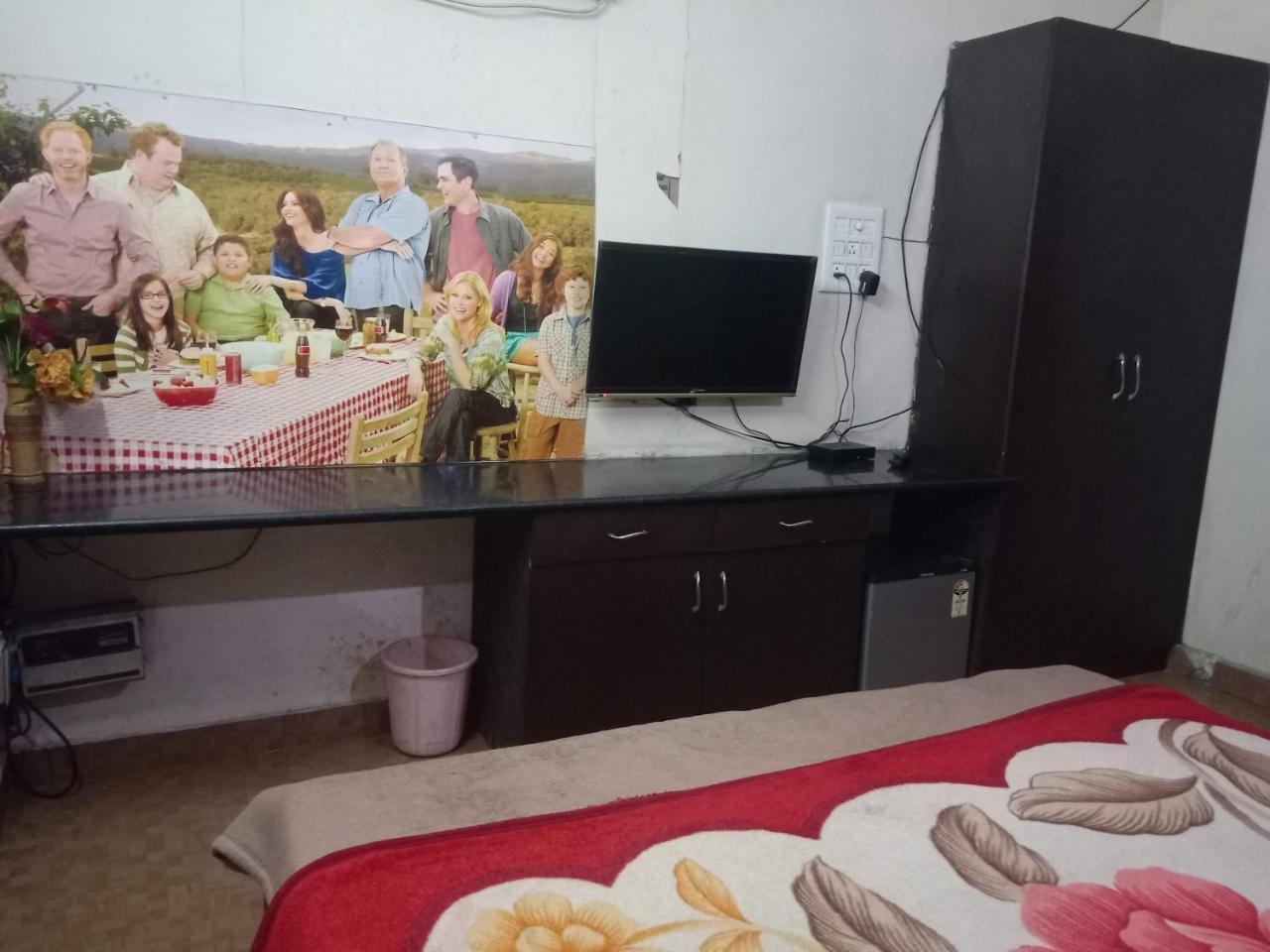 Yash Guest House 01 Minute Walk In Nizamuddin Railway Station นิวเดลี ภายนอก รูปภาพ