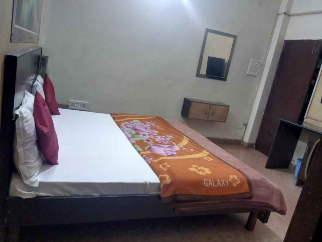 Yash Guest House 01 Minute Walk In Nizamuddin Railway Station นิวเดลี ภายนอก รูปภาพ