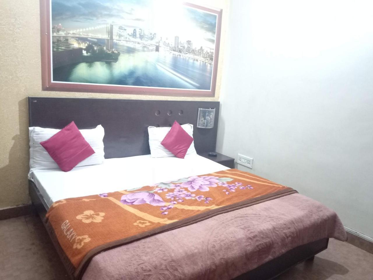 Yash Guest House 01 Minute Walk In Nizamuddin Railway Station นิวเดลี ภายนอก รูปภาพ