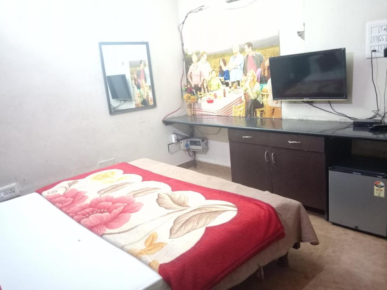 Yash Guest House 01 Minute Walk In Nizamuddin Railway Station นิวเดลี ภายนอก รูปภาพ