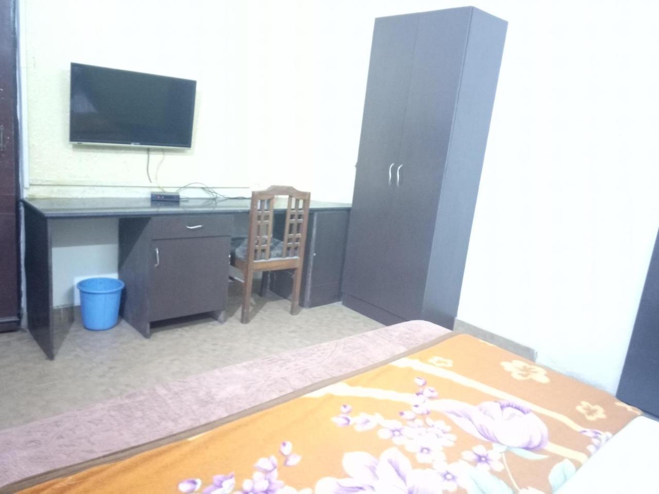 Yash Guest House 01 Minute Walk In Nizamuddin Railway Station นิวเดลี ภายนอก รูปภาพ