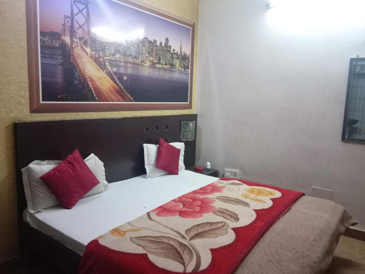 Yash Guest House 01 Minute Walk In Nizamuddin Railway Station นิวเดลี ภายนอก รูปภาพ