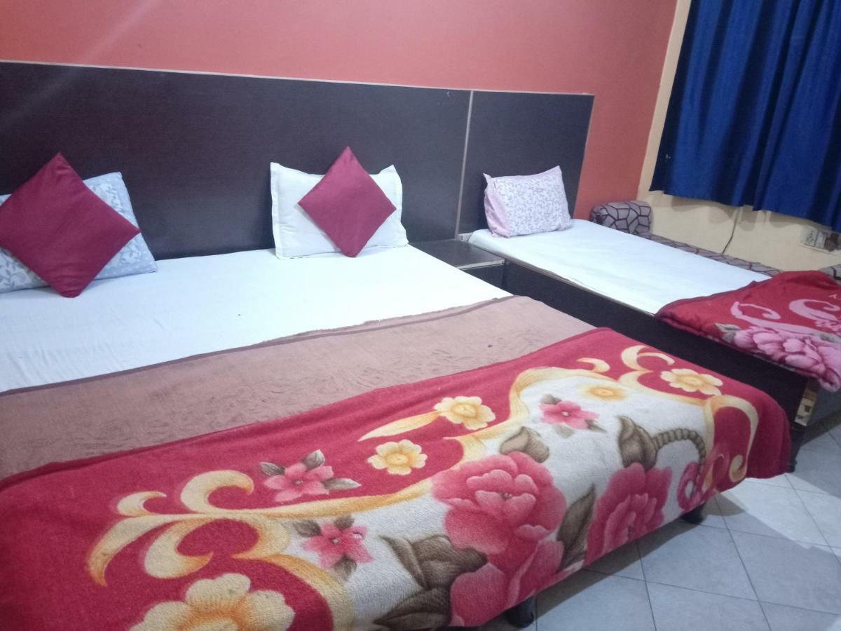 Yash Guest House 01 Minute Walk In Nizamuddin Railway Station นิวเดลี ภายนอก รูปภาพ