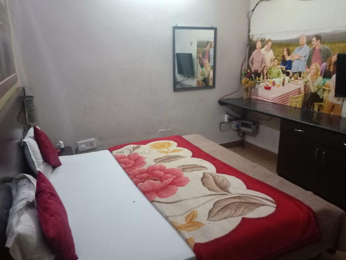 Yash Guest House 01 Minute Walk In Nizamuddin Railway Station นิวเดลี ภายนอก รูปภาพ